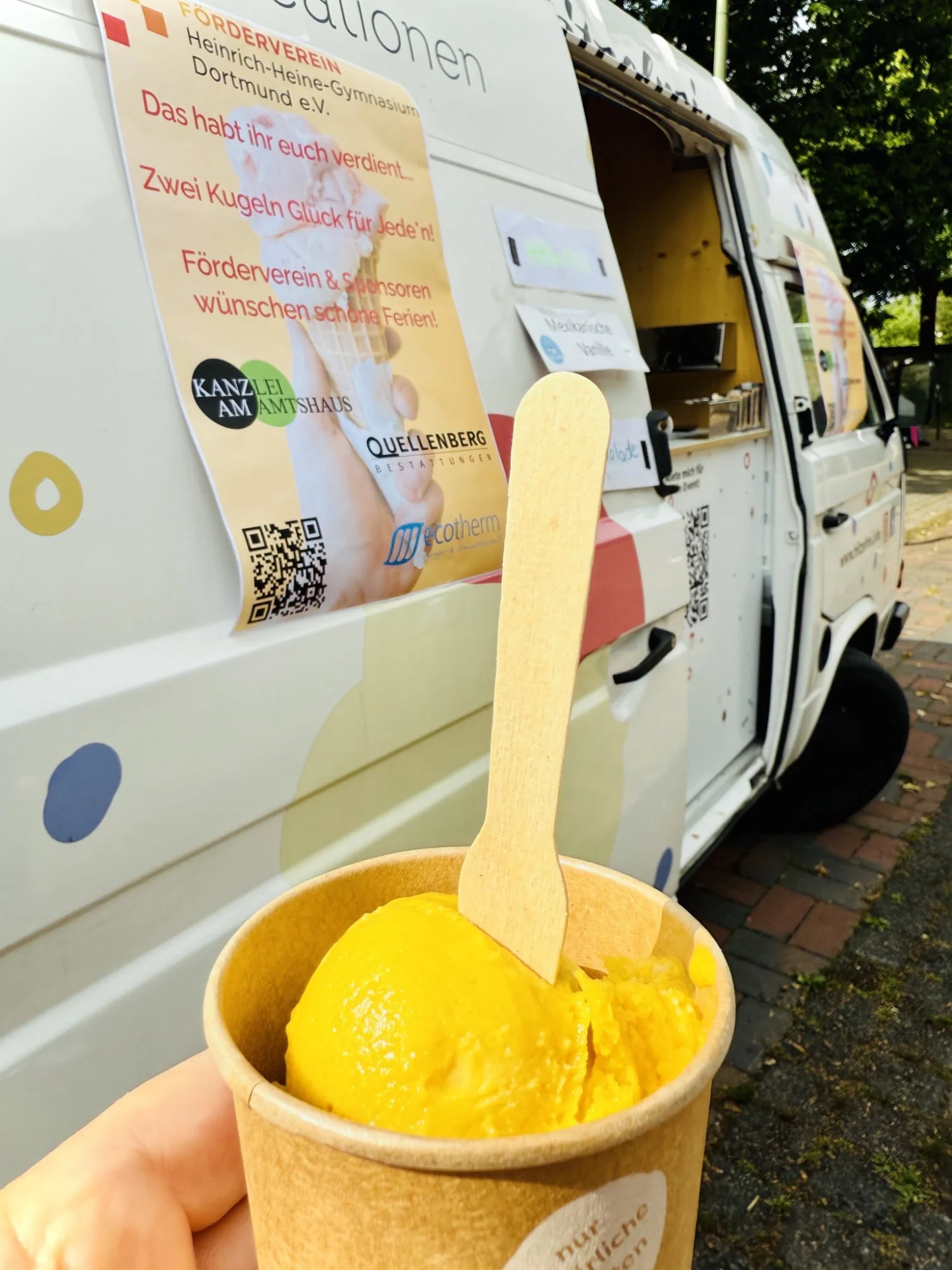 Erfrischender Schulhofspaß: Die Eiswagenaktion war ein voller Erfolg!